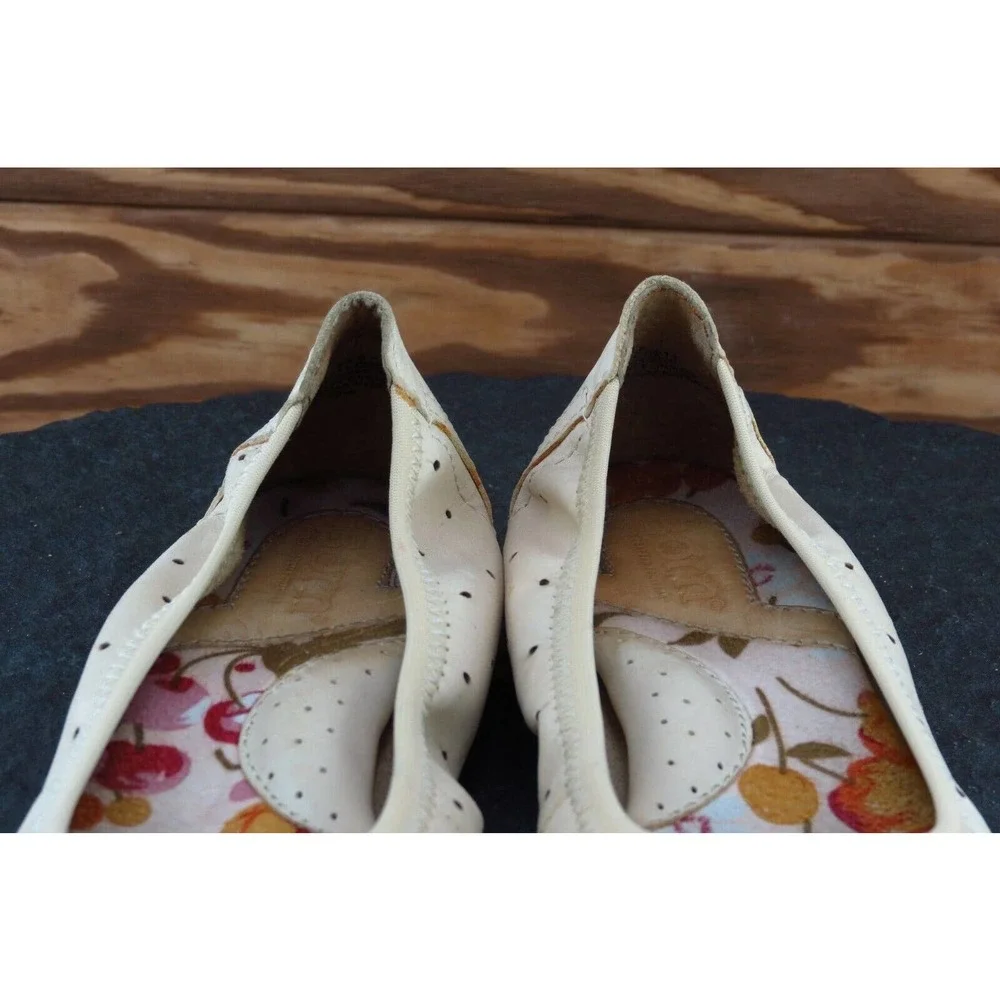 Born Size 5 M Beige Round Toe‎ Ballet Flats Leather Women